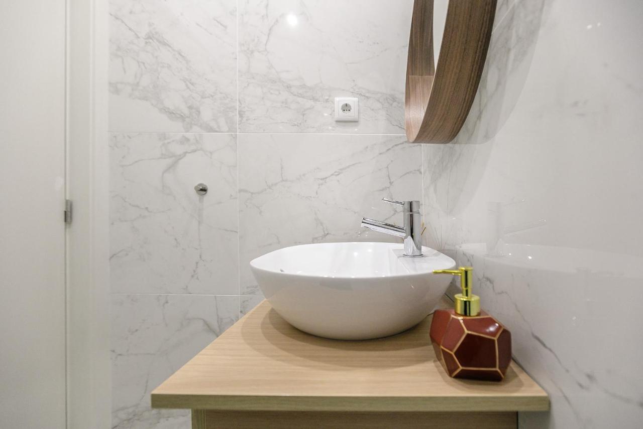 Lovelystay - Downtown Studio With Pool, Ac And Balcony Porto Buitenkant foto