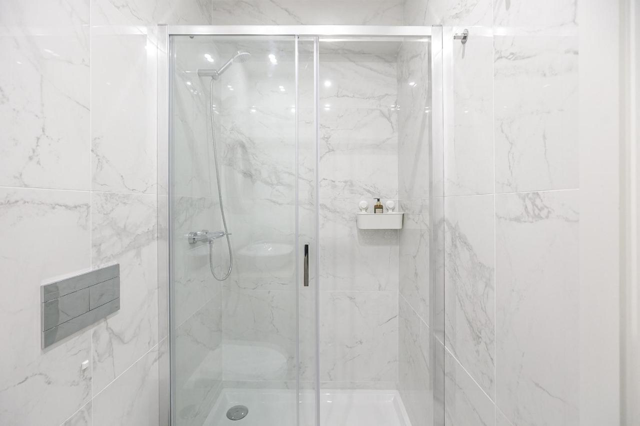 Lovelystay - Downtown Studio With Pool, Ac And Balcony Porto Buitenkant foto