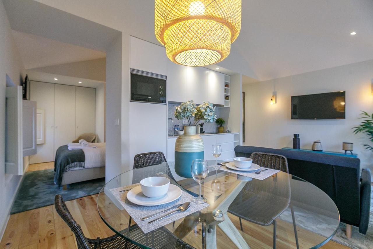 Lovelystay - Downtown Studio With Pool, Ac And Balcony Porto Buitenkant foto