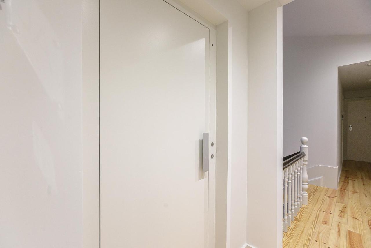 Lovelystay - Downtown Studio With Pool, Ac And Balcony Porto Buitenkant foto