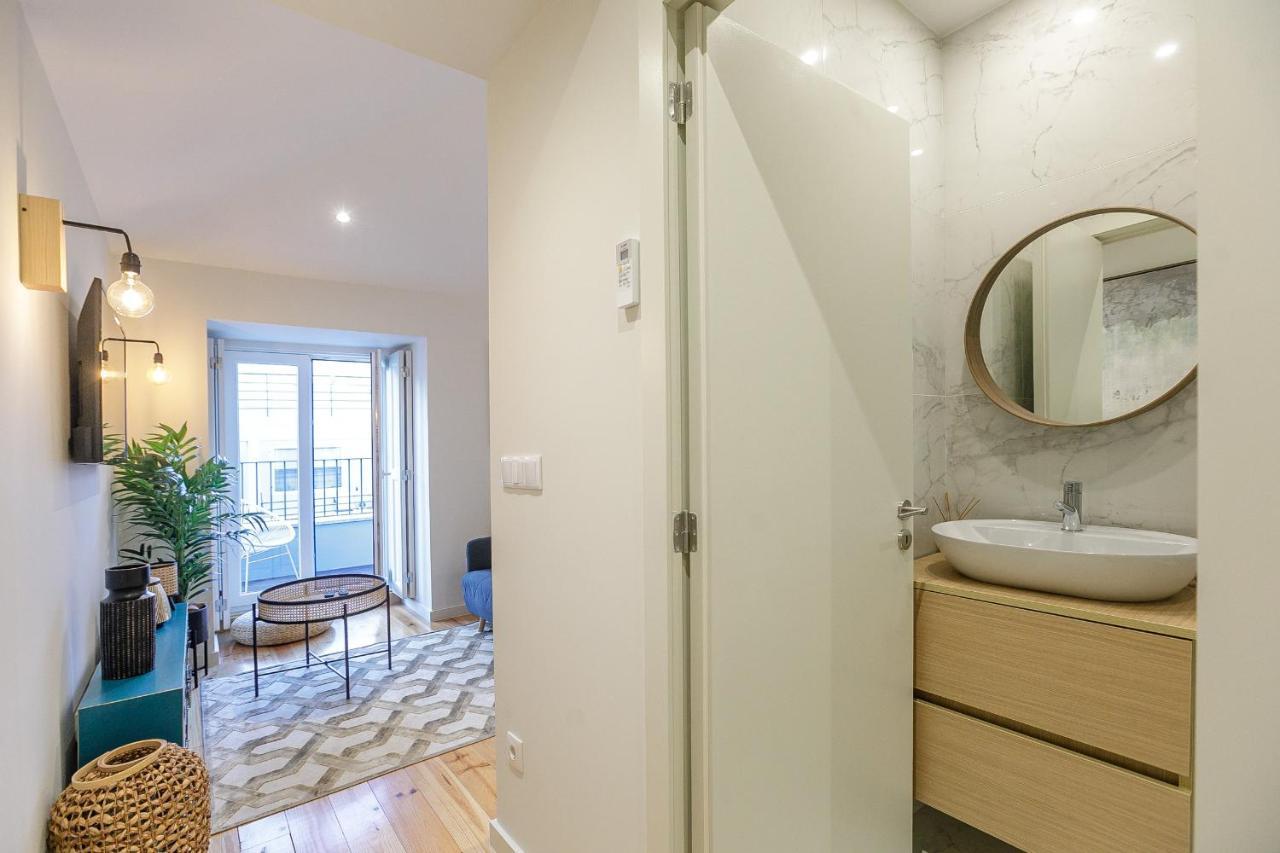 Lovelystay - Downtown Studio With Pool, Ac And Balcony Porto Buitenkant foto