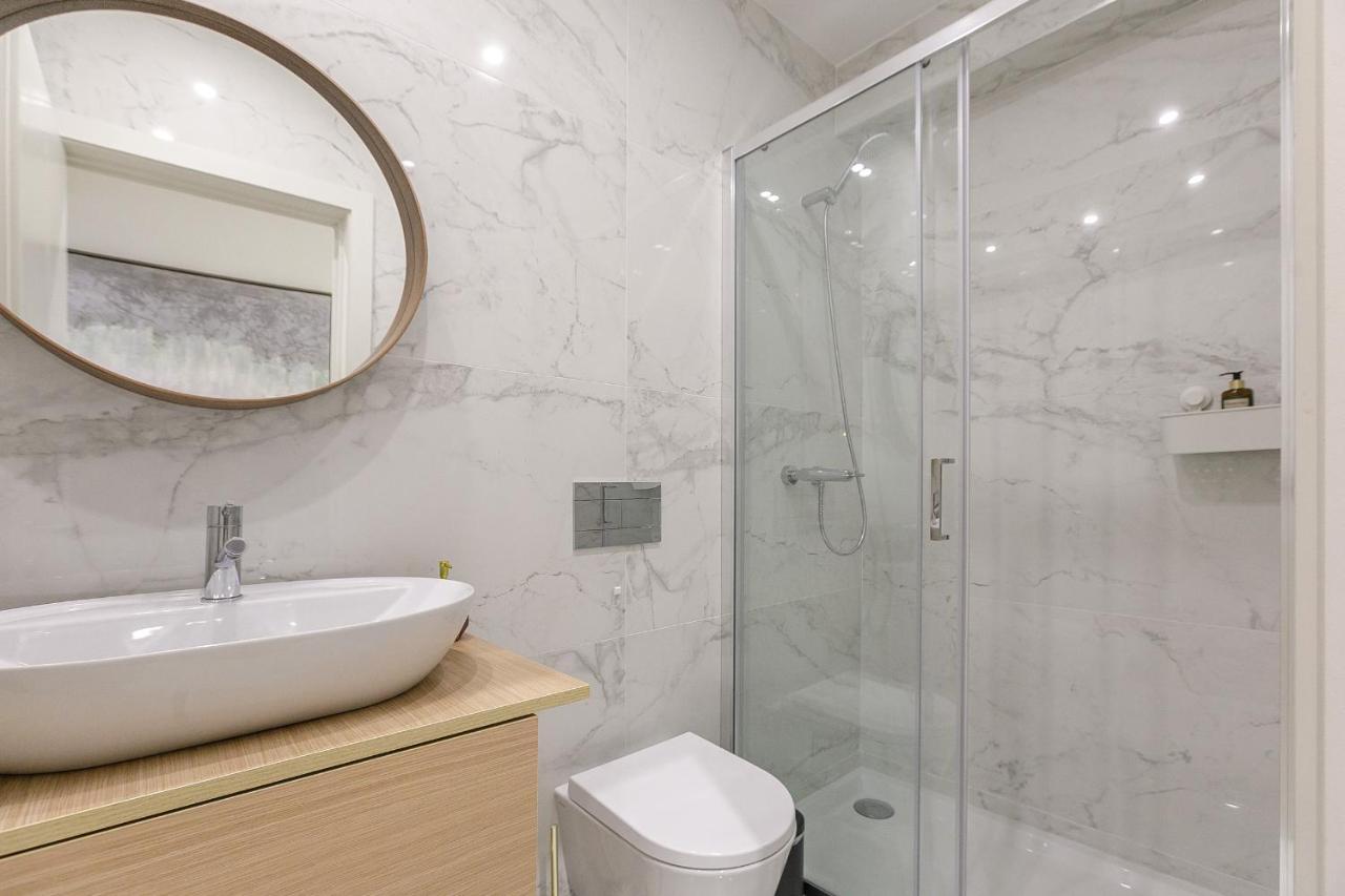 Lovelystay - Downtown Studio With Pool, Ac And Balcony Porto Buitenkant foto